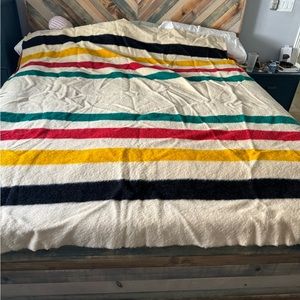 VTG. HUDSON BAY 4 POINT/ 72x80 WOOL BLANKET Seal of Quality Made in England